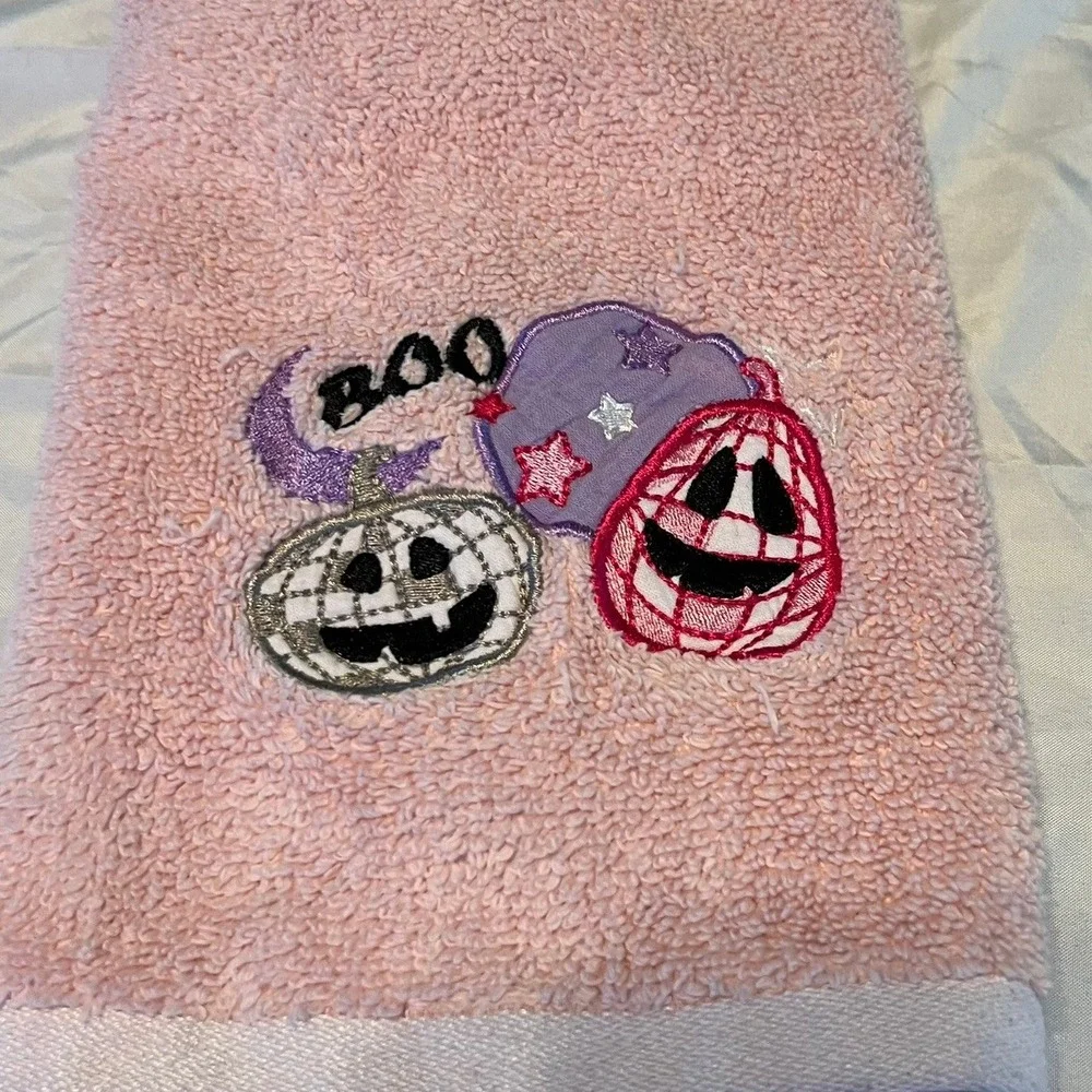 Betsey Johnson Hand Towel Set 2pc Pink Very Good Halloween Disco Pumpkin Boo